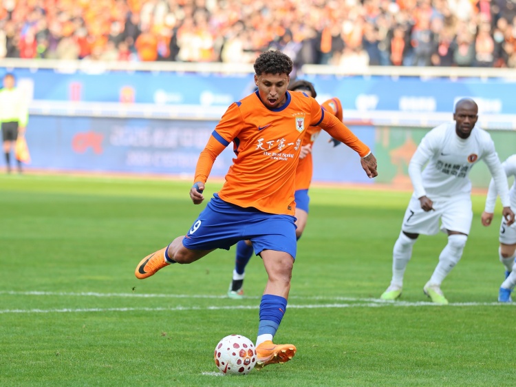 开云体育官网-足球报：饱满状态与犀利反击是泰山队法宝，这将带到京鲁大战中